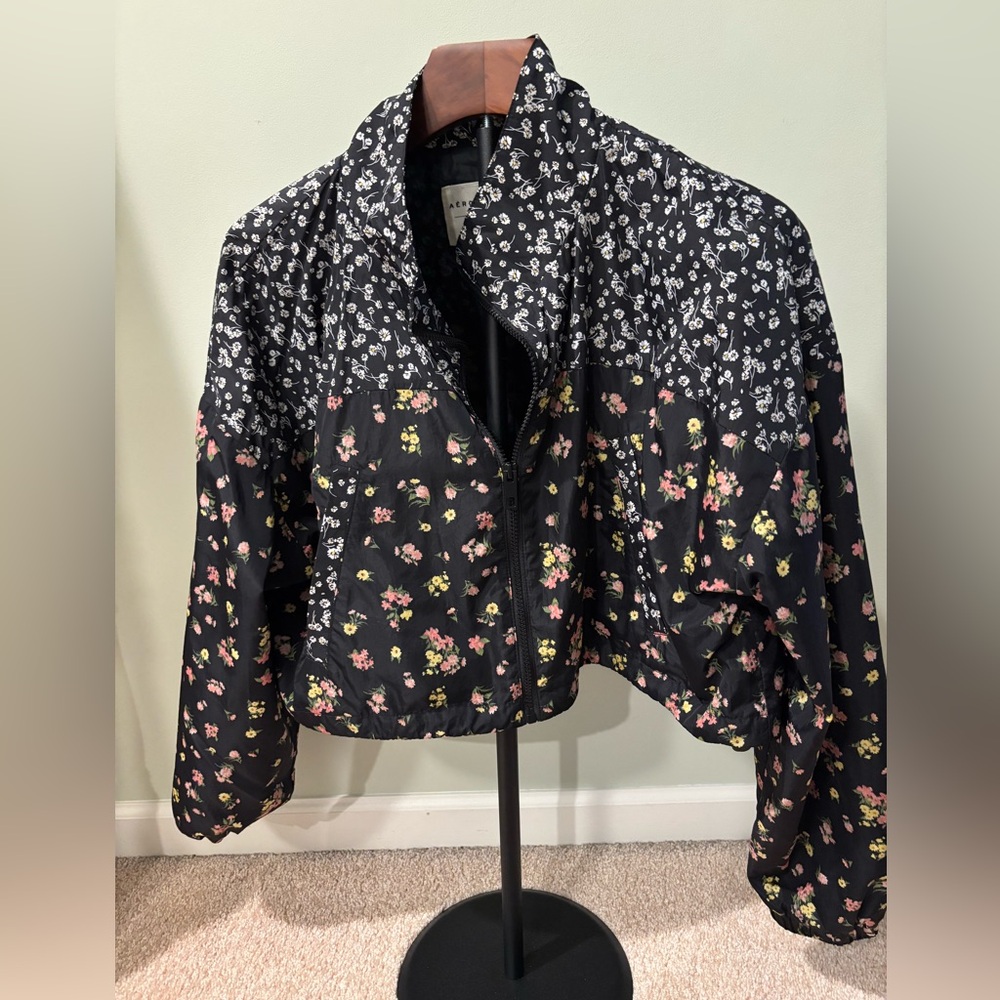 Aeropostale Cropped Black Floral Windbreaker | Great Condition |‎ Women’s Medium